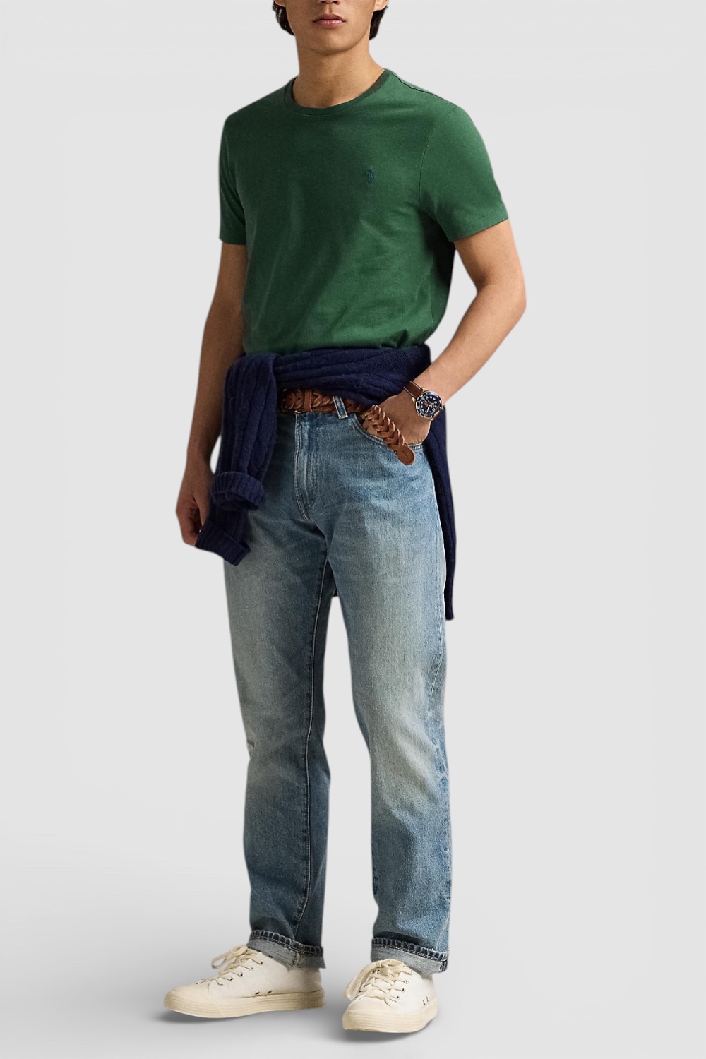 תמונת כל הלוק של חולצת טי